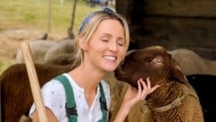 Melissa Naschenweng spielt ihre erste Hauptrolle – und wird dabei von einem Schaf geknutscht. 