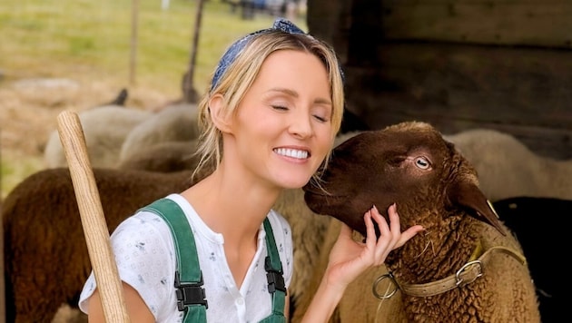 Melissa Naschenweng spielt ihre erste Hauptrolle – und wird dabei von einem Schaf geknutscht.