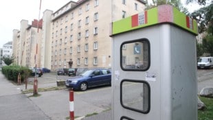 Der Mann drohte von einer Telefonzelle aus, die Supermarktfiliale in die Luft zu sprengen – sein ...