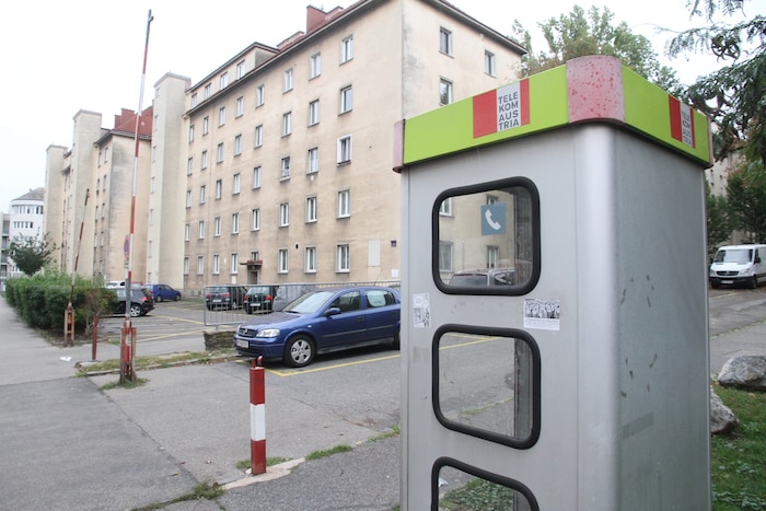 Der Mann drohte von einer Telefonzelle aus, die Supermarktfiliale in die Luft zu sprengen – sein ...