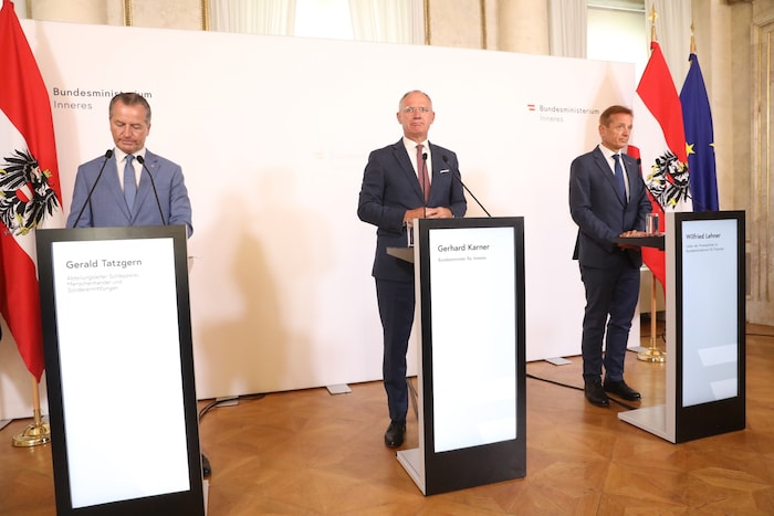 Der Minister (Mitte) mit den zuständigen Beamten
