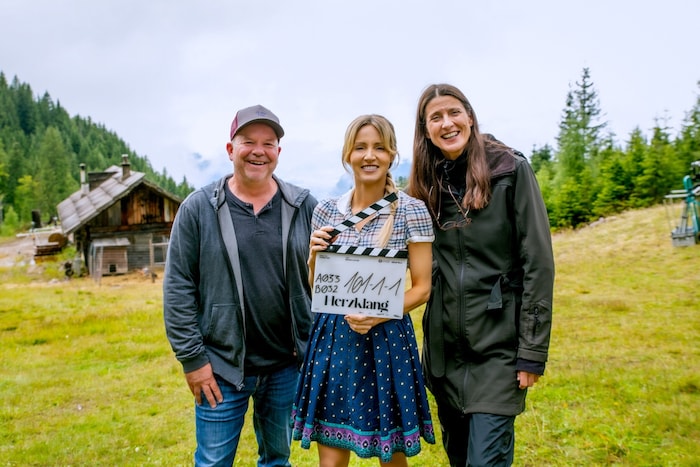 Im Bild (v.li.): Kameramann Michael Clayton, Melissa Naschenweng, Regisseurin Patricia Frey