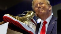 In seinem vorigen Wahlkampf verkaufte Donald Trump goldige Sneakers für 399 Dollar pro Paar an ...