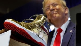 In seinem vorigen Wahlkampf verkaufte Donald Trump goldige Sneakers für 399 Dollar pro Paar an ...