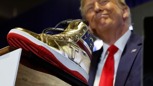 In seinem vorigen Wahlkampf verkaufte Donald Trump goldige Sneakers für 399 Dollar pro Paar an ...