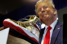 In seinem vorigen Wahlkampf verkaufte Donald Trump goldige Sneakers für 399 Dollar pro Paar an ...