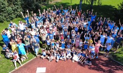 Beim musikalischen Start in den Tag auf dem Sportplatz singen, klatschen und schwingen alle 140 ...
