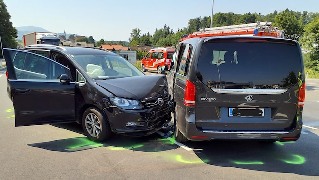 Bei einem der Fahrzeuge ist Öl ausgetreten.