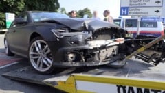 Das Auto musste nach dem Crash abgeschleppt werden. 