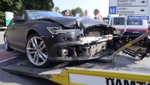 Das Auto musste nach dem Crash abgeschleppt werden. 