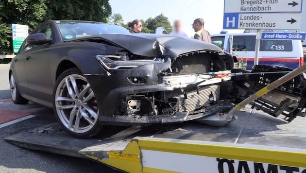 Das Auto musste nach dem Crash abgeschleppt werden.