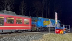 Die Zuggarnitur und der verhängnisvolle Eisschrank (re.), den das Paar über die Geleise ...