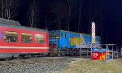 Die Zuggarnitur und der verhängnisvolle Eisschrank (re.), den das Paar über die Geleise ...
