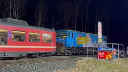 Die Zuggarnitur und der verhängnisvolle Eisschrank (re.), den das Paar über die Geleise ...