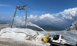 Die Verbindung zwischen dem Hallstätter Gletscher und dem Schladminger Gletscher schmilzt rapide ...