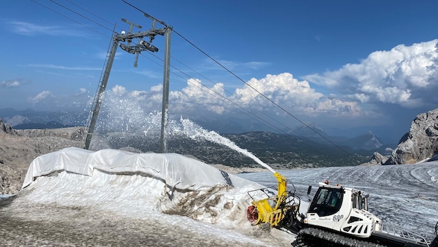 Die Verbindung zwischen dem Hallstätter Gletscher und dem Schladminger Gletscher schmilzt rapide ...