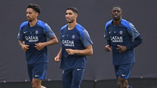 Achraf Hakimi (Mitte) hat mit einem Interview für Unruhe bei PSG gesorgt. 