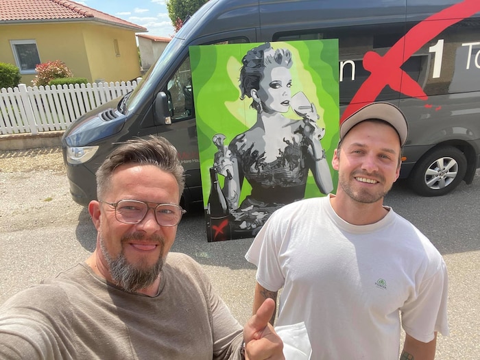 Michael Höffken mit Hannes Pitzer. Der Halbturner hat etliche Bilder für die Greisslerei ...