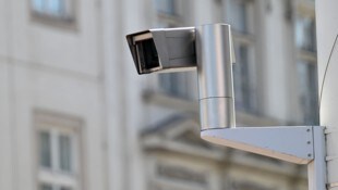 Karner hatte am Sonntag angekündigt, dass die Videoüberwachung statt wie bisher an 20 künftig an ...