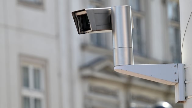 Karner hatte am Sonntag angekündigt, dass die Videoüberwachung statt wie bisher an 20 künftig an ...