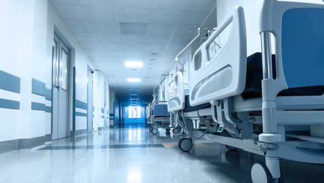 12 Personen mit Vergiftungssymptomen werden noch stationär in einem Krankenhaus in Cosenza ...