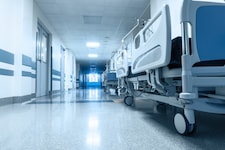 12 Personen mit Vergiftungssymptomen werden noch stationär in einem Krankenhaus in Cosenza ...