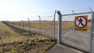 Kritiker der am Grazer Flughafenareal geplanten PV-Anlage schlagen Alarm: Im Erdreich würden ...