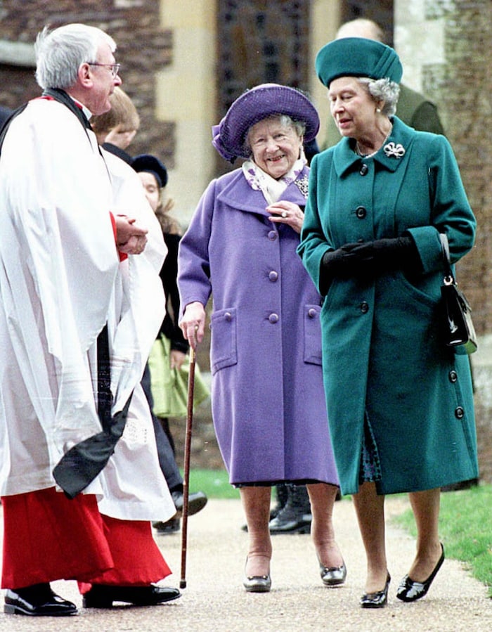 Queen Mum und Queen Elizabeth lI. nahmen es furchtlos mit dem „unruhigen Geist“ auf.