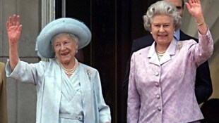 Die legendäre Queen Mum und Königin Elizabeth II. sollen sich um einen Geister-Alarm in ...