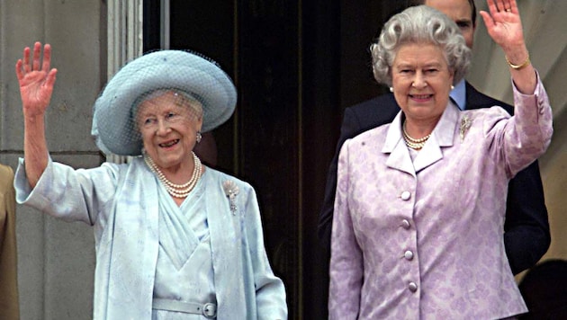 Die legendäre Queen Mum und Königin Elizabeth II. sollen sich um einen Geister-Alarm in ...