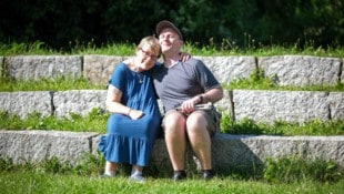Erika (42) und Benedikt (37) sind ein Paar und sehr stolz drauf.
