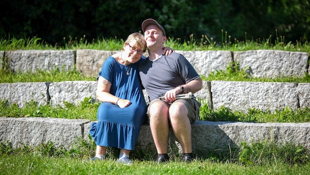 Erika (42) und Benedikt (37) sind ein Paar und sehr stolz drauf.