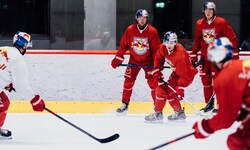 Trainingsstart bei fpr Niki Kraus (mi.) und Co. bei den Eisbullen.