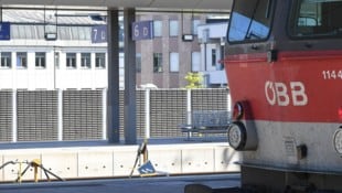 Die vier vermummten Personen sollen auf den Zug aufgesprungen und mitgefahren sein, wie ...