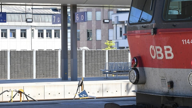 Die vier vermummten Personen sollen auf den Zug aufgesprungen und mitgefahren sein, wie ...