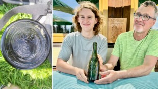 Sven (rechts) und Oskar Gelpke mit der historischen Flasche, das Herstellungsjahr 1925 steht am ...