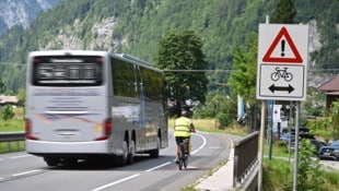 Radeln auf der Pinzgauer Straße sollte laut Ankündigung schon längst verboten sein.