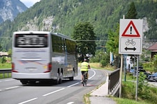 Radeln auf der Pinzgauer Straße sollte laut Ankündigung schon längst verboten sein.