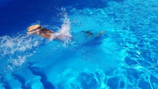 Vor allem bei einem Kopfsprung sollte man auf die Wassertiefe des Pools oder Sees achten