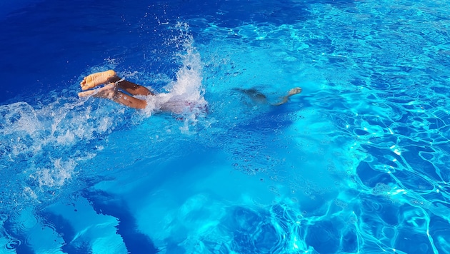 Vor allem bei einem Kopfsprung sollte man auf die Wassertiefe des Pools oder Sees achten