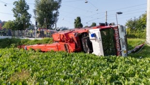 Der Feuerwehrkran stürzte über die Böschung in eine Wiese.