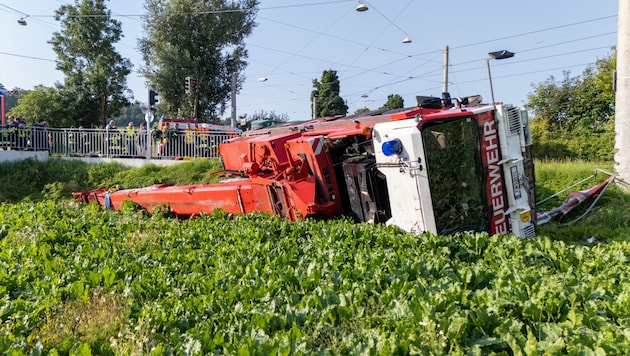 Der Feuerwehrkran stürzte über die Böschung in eine Wiese.