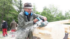 Nobert Pingitzer war beim Bau eines Blockhauses für den Sohn noch voller Tatendrang am Werk.