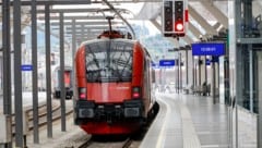 Weil die Baustelle der Deutschen Bahn länger dauerte, mussten viele Fahrgäste in Salzburg ...