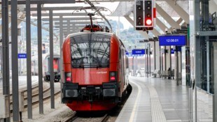 Weil die Baustelle der Deutschen Bahn länger dauerte, mussten viele Fahrgäste in Salzburg ...