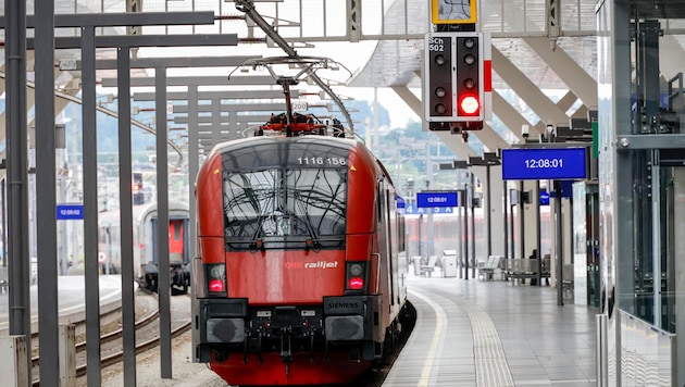 Weil die Baustelle der Deutschen Bahn länger dauerte, mussten viele Fahrgäste in Salzburg ...