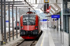 Weil die Baustelle der Deutschen Bahn länger dauerte, mussten viele Fahrgäste in Salzburg ...