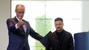 Von links: Deutschlands Bundeskanzler Friedrich Merz und der ukrainische Präsident Wolodymyr ...