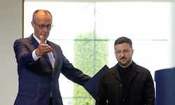 Von links: Deutschlands Bundeskanzler Friedrich Merz und der ukrainische Präsident Wolodymyr ...