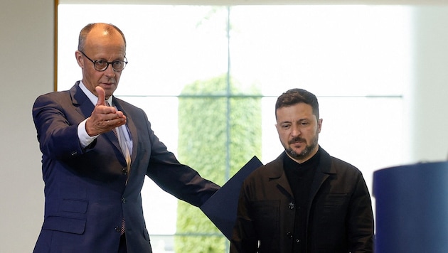 Von links: Deutschlands Bundeskanzler Friedrich Merz und der ukrainische Präsident Wolodymyr ...